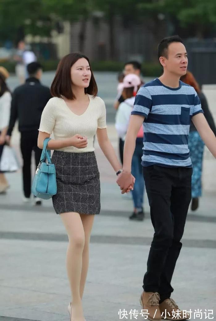 街拍 街拍:打扮简单大方的性感美少妇,优雅的气质男子好福气!