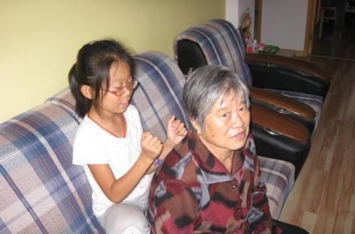 孩子|孩子孝不孝顺从小就能看出来,这2种孩子最孝顺,你家孩子是不是