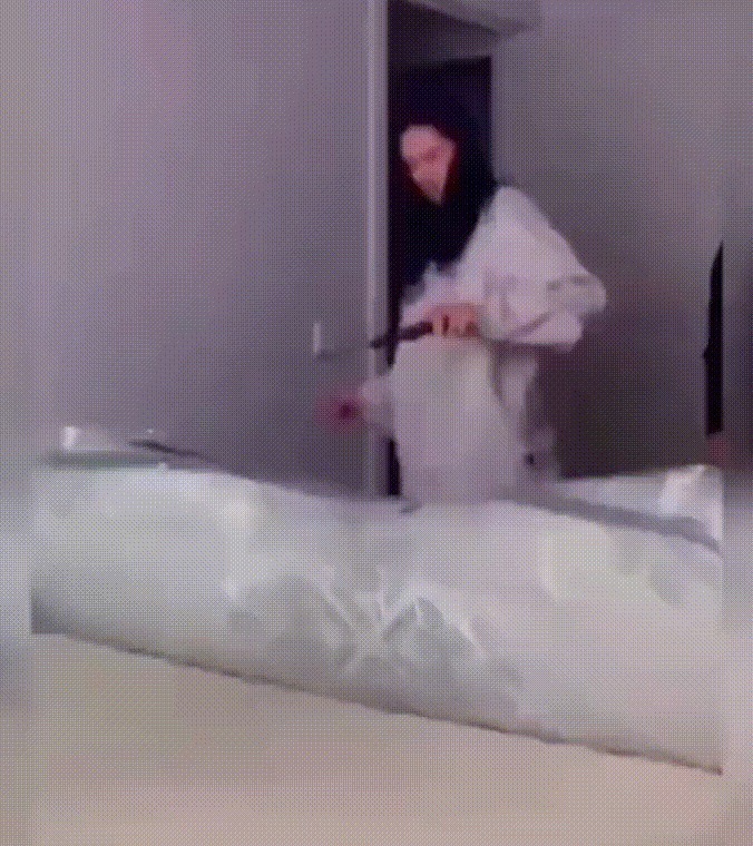 |搞笑GIF:美女有你这样吃饺子的吗,你家醋难道不要钱吗