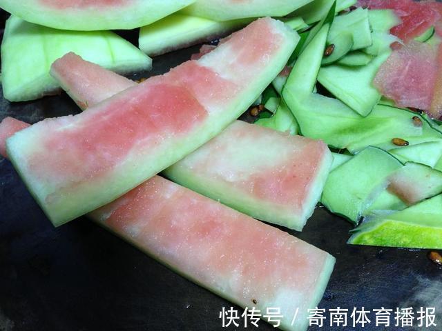 步骤|西瓜皮别再扔了,凉拌西瓜皮:一道不错的爽口小菜,还有清火效果