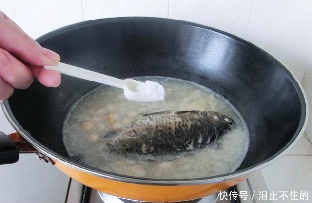 不管炖什么鱼汤,都不要放这“2种调料味”,做不对鱼又腥又难喝