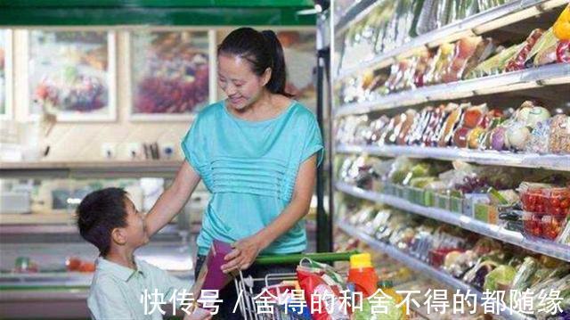 草莓|孩子在超市偷吃草莓,被员工大骂“没教养”,妈妈的回应让人佩服