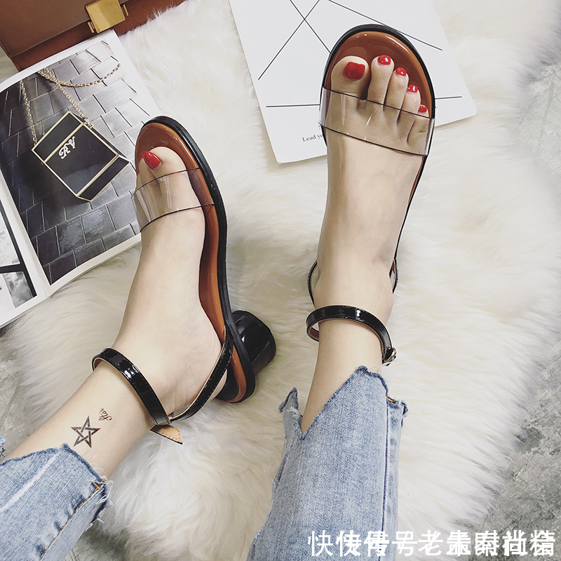 女人出门最吸睛的是鞋子，时尚夏凉鞋，一字扣款式最好穿