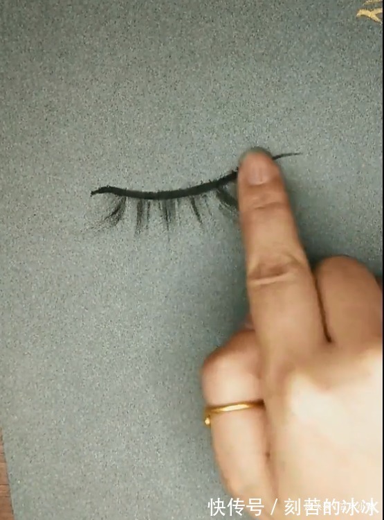 美术生$美术生用手指画画,本以为胡乱涂鸦,当画上泪水后,内心受到暴击