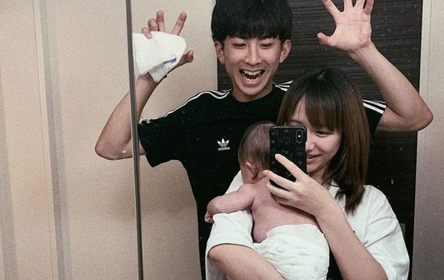 生育危机|日本16岁“高中生夫妻”生娃,不靠父母,竟把日子过成了这副模样