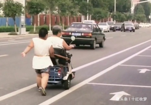 电动车|“机智奶奶”骑电动车拉娃减肥火了,自己喂胖的,含着泪也要遛完