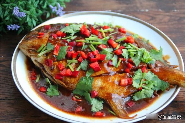 红烧金鲳鱼怎样做才好吃？教你小技巧，煎鱼皮不破，吃着味不腥