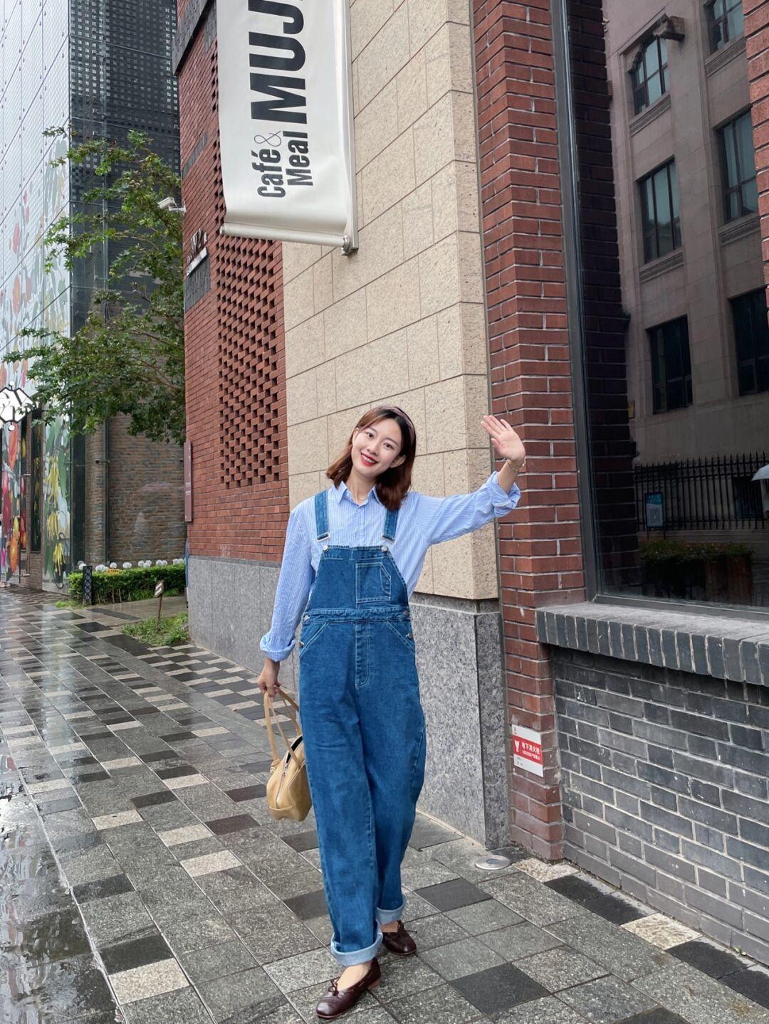 小个子|秋天就应该穿得洋气,绿色衬衫+牛仔背带裤优雅大方,超好看