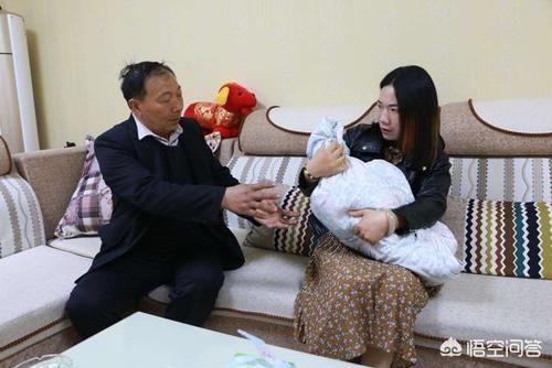 公公|儿媳妇坐月子期间公公被赶出房门,这种因给孩子喂奶引发的尴尬应该如何化解?