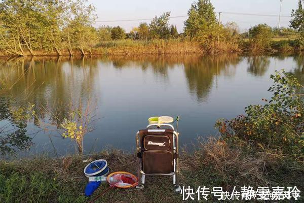 冬钓大鲫鱼，钓深还是钓浅天冷要找这种地方，鲫鱼在这里扎堆