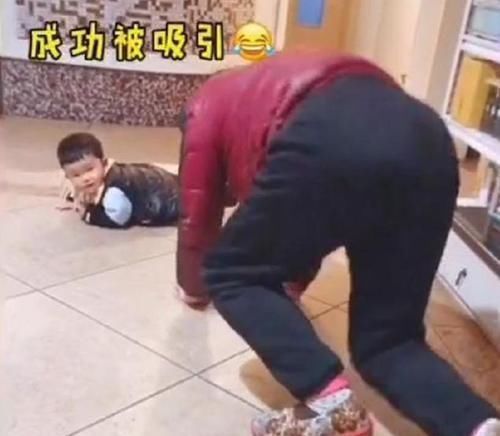 典范|孙儿摔倒在地赖皮不起,奶奶神操作,网友:这才是隔辈育儿典范