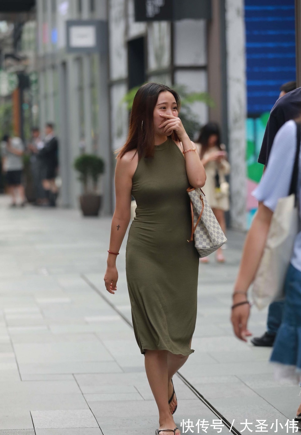 门生党|美女街拍:看起来非常善良的美女!轻松展现身材,一个对生活充满热情的人