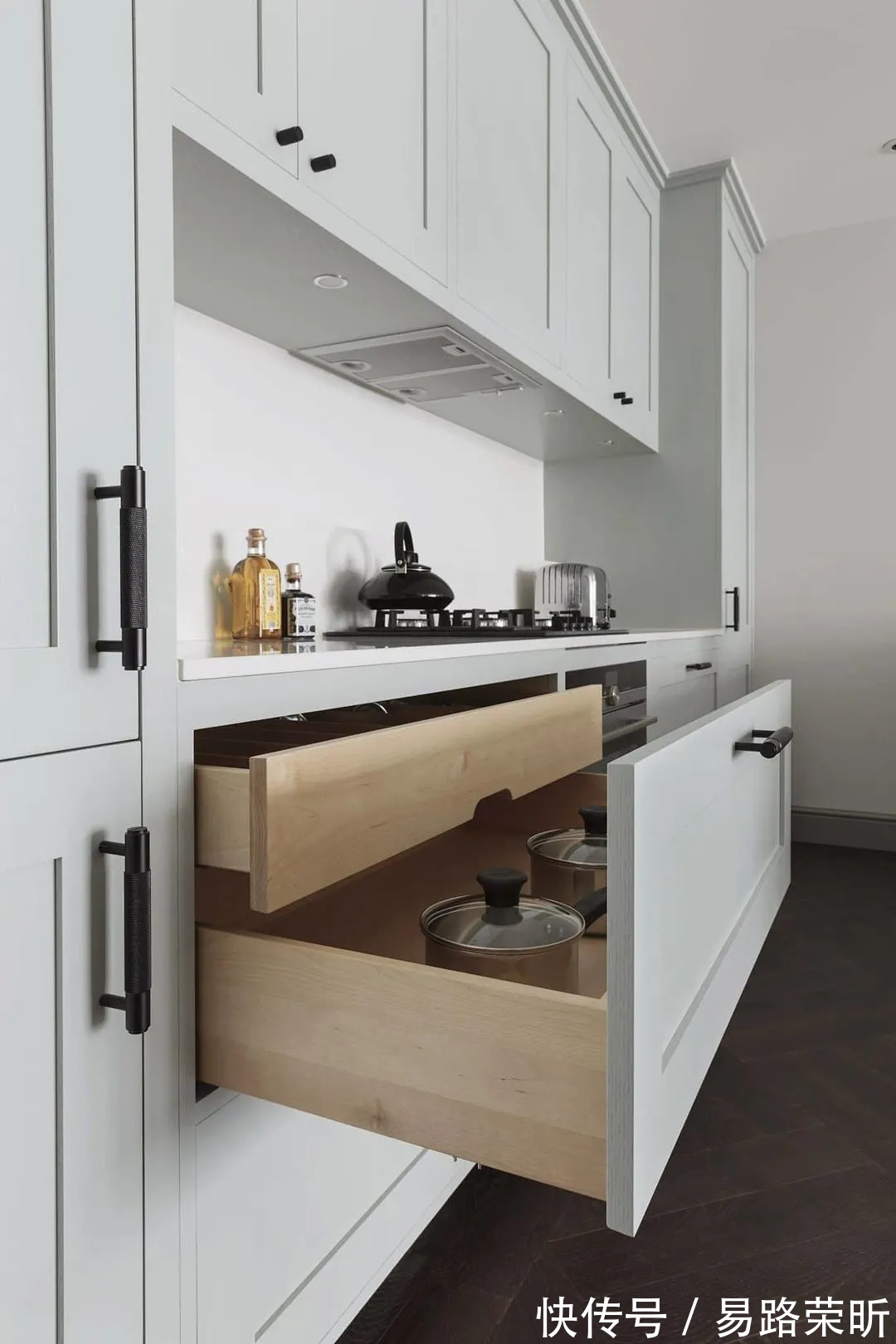 踢脚线|如何在同样的厨房空间里,比别人家多出双倍、四倍、六倍...的收纳空间呢?