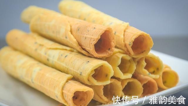 鸡蛋卷最简单的做法，4个鸡蛋，1碗面粉，一摊一卷，快速成形