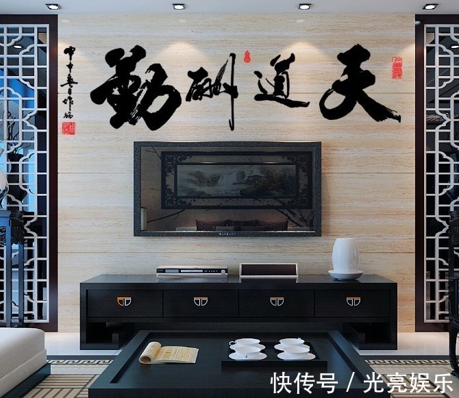 贴纸|今后再买房,客厅坚决不贴瓷砖,连踢脚线也要拆,瞧下图,太先进