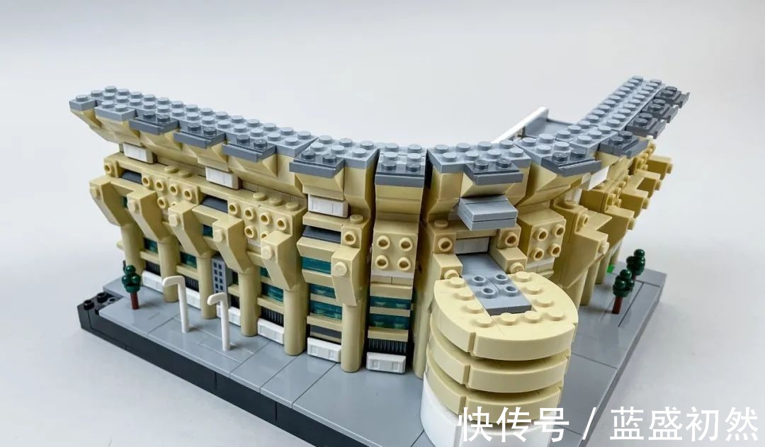 足球场|乐高10299皇家马德里足球场——圣地亚哥·伯纳乌球场开箱评测!