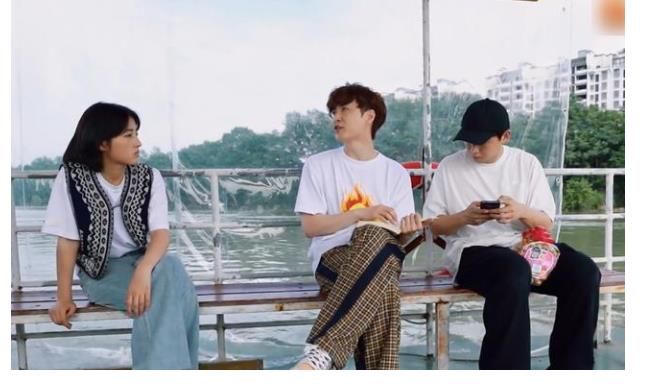 嘉宾们|张艺兴外出招呼小朋友，却意外偶遇吴亦凡，下意识表情太好笑