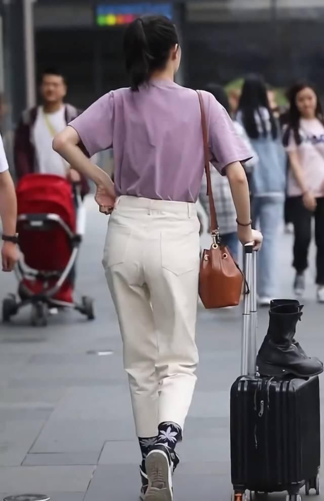 街拍美女小姐姐的搭配还是非常清爽的,双腿看上去很修长呢