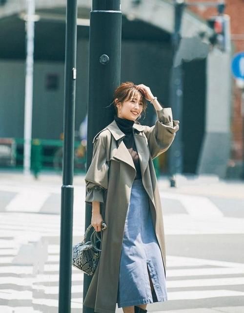 纯色|建议四五十岁的女人，入秋后多穿这条“裙子”，优雅减龄显气质