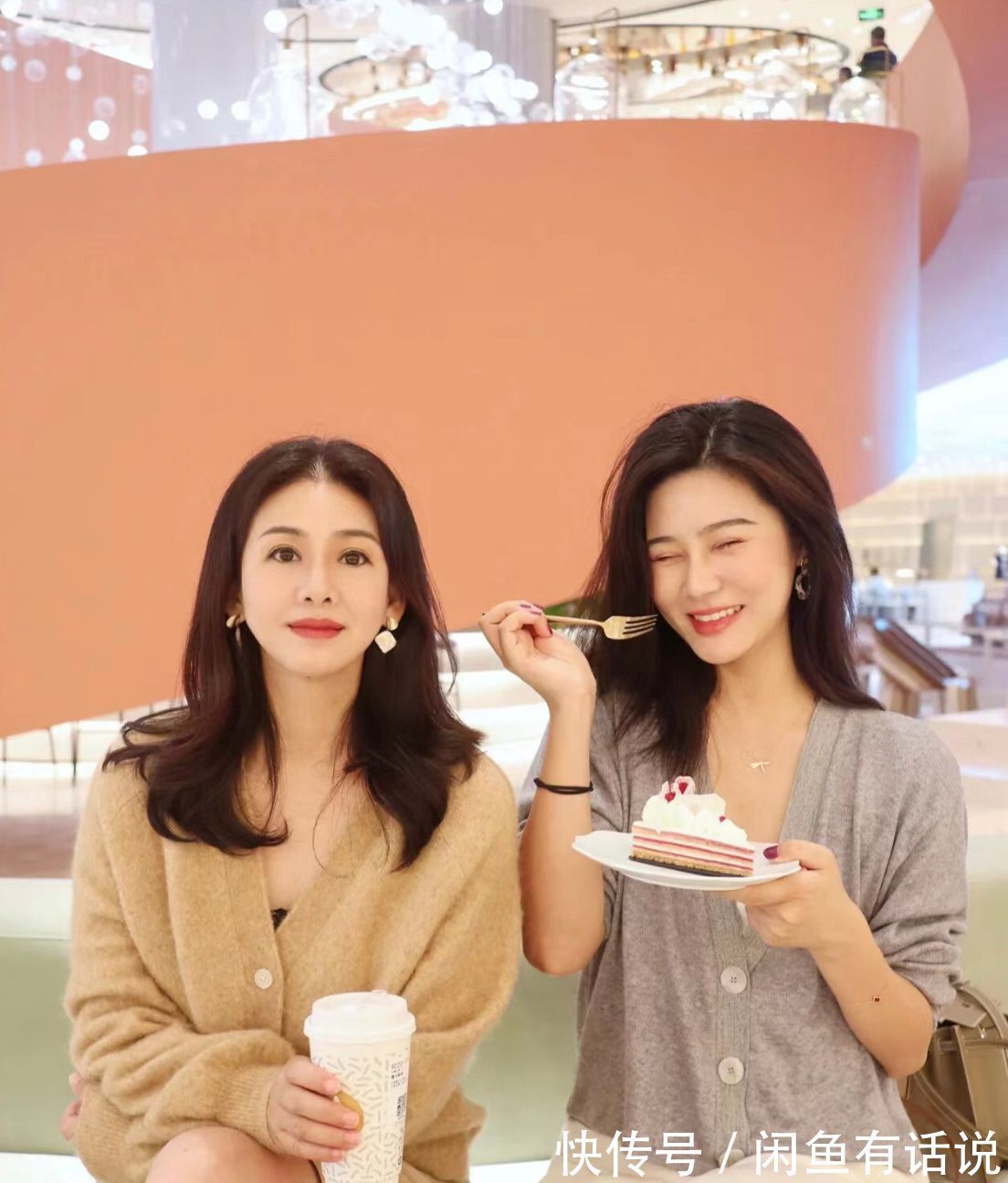 姐妹 现在50、60岁的阿姨真厉害,身材纤细穿搭时髦,硬把女儿熬成姐妹