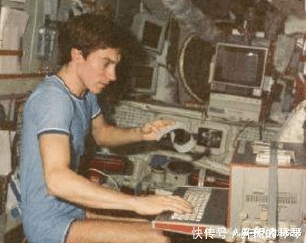 史上最悲惨宇航员,人还在太空国家却没了,怎么回地球
