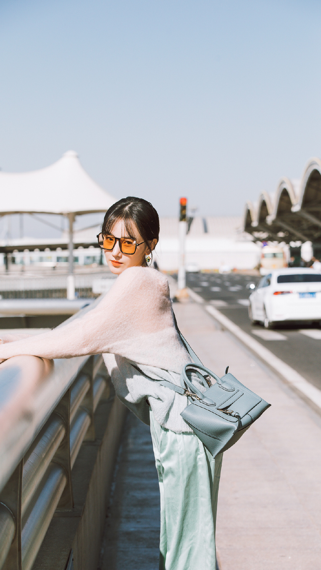 太会|陈小纭真的太会穿了穿黑色连衣裙秀出凹凸有致身材,美出新高度