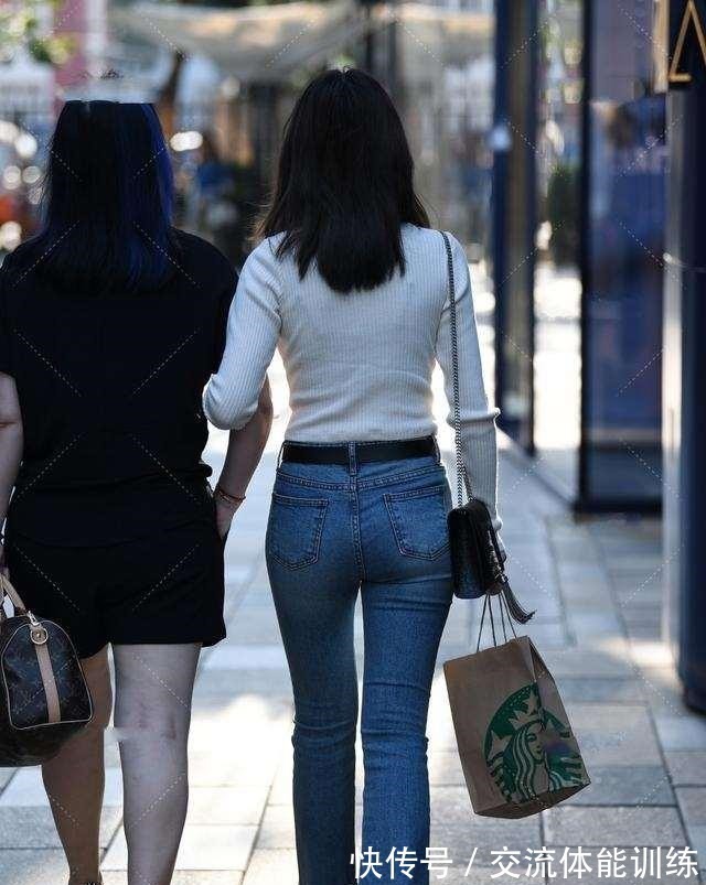 知性 白色圆领上衣搭配蓝色打底裤,知性大方,穿出自己的风格!