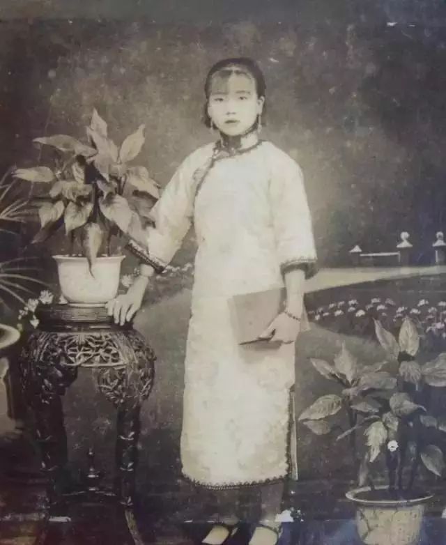 旗袍开衩仅仅是一道线,就将旗袍的风韵掩映勾勒到了极致