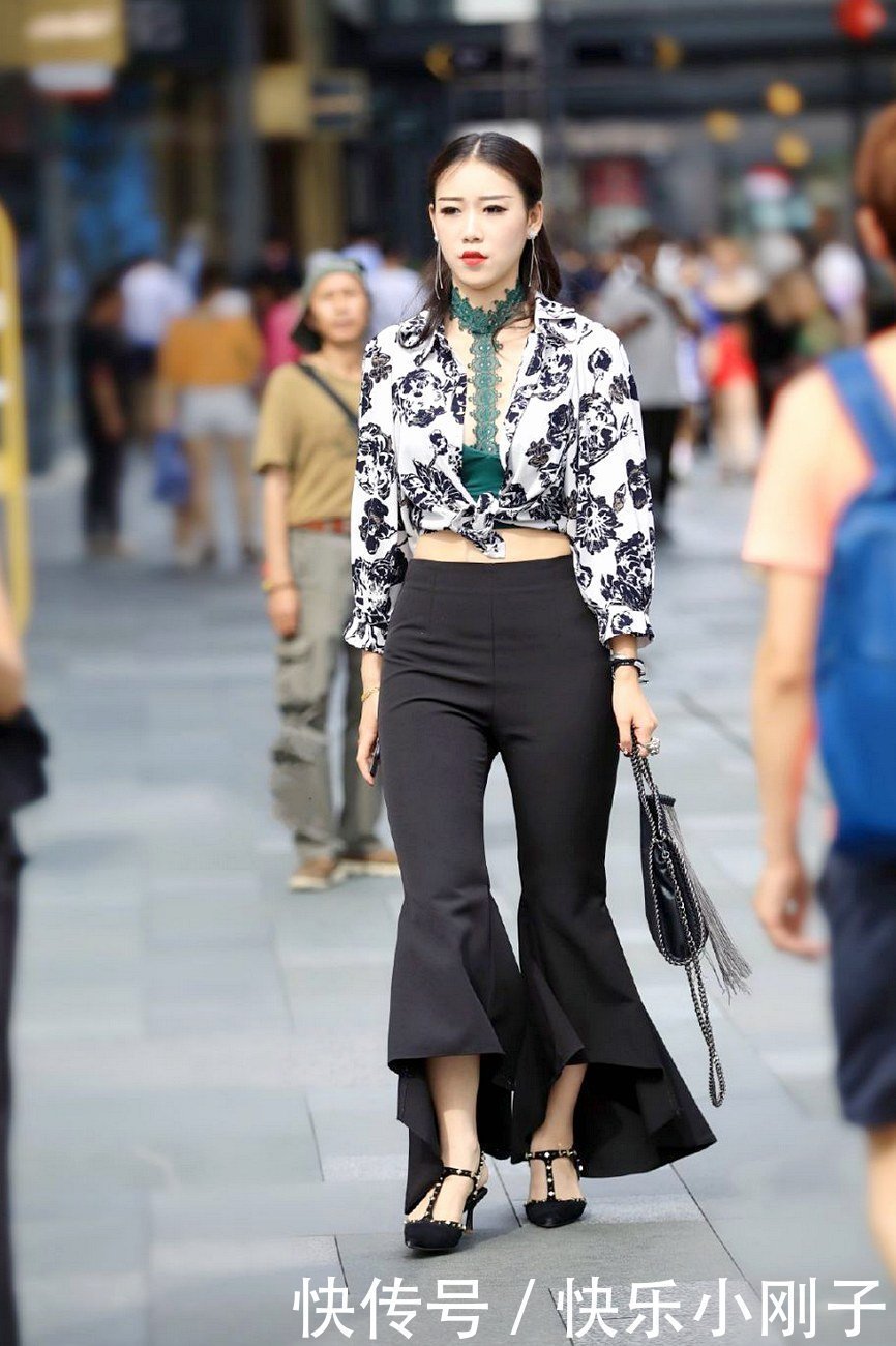复古的喇叭裤又流行起来,完美的穿衣风格,时尚舒适又有气质!