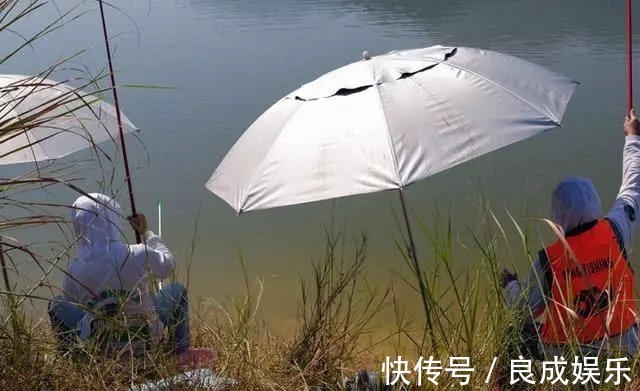 蘸饵|天气越来越冷,用蚯蚓钓鱼,多一个小步骤事半功倍