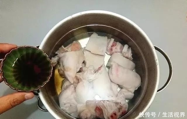 下饭|猪蹄的新做法,只要锅里加入它,好吃又下饭,一上桌就抢光了