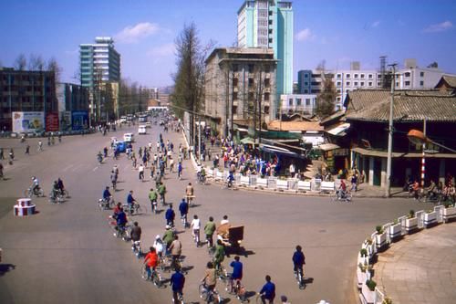 天下霸唱|《云南虫谷》的村民不停给铁三角送盒饭这剧情要看不下去了