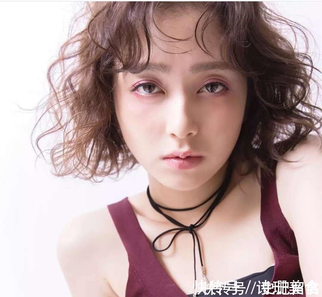 短卷发 发量少的女生适合什么发型?时尚漂亮的短卷发最适合你!