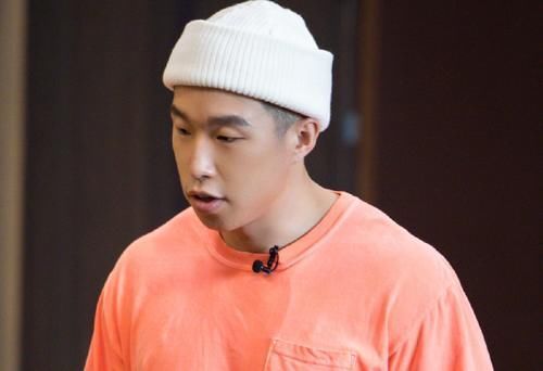 乘风破浪的姐姐|金星怒斥烧饼“没规矩”,饭前乱拆餐巾纸,不料反被“打肿”脸