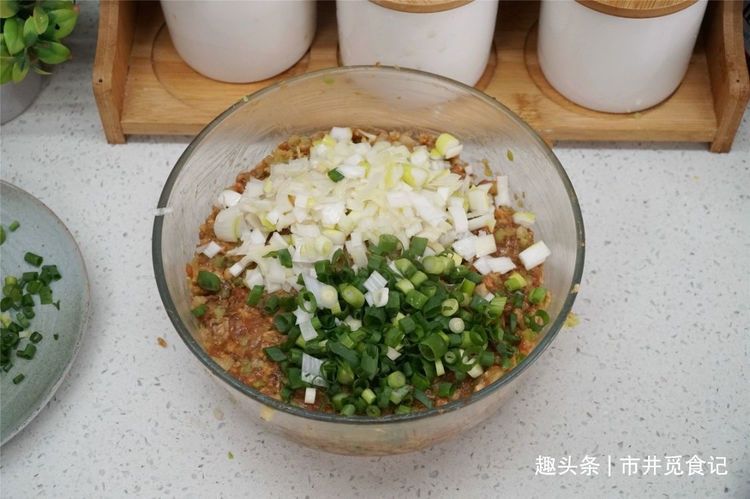 做萝卜猪肉馅饺子,萝卜的处理是关键,方法对了,饱满多汁味道香