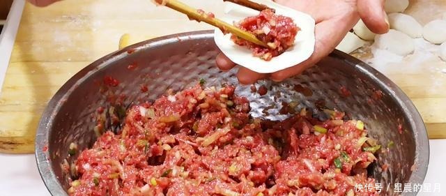  做肉馅饺子，先放盐还是先打水大厨教你小秘诀，饺子更香更入味