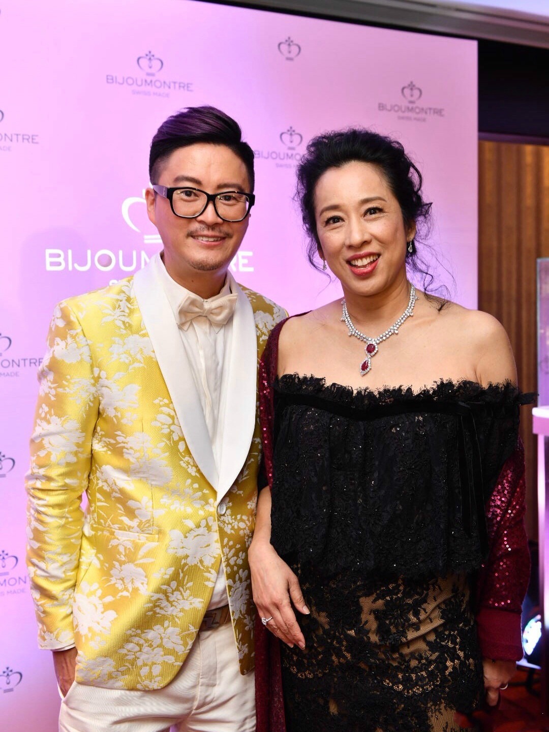 朱玲玲厉害了,一身拼接的黑色蕾丝连衣裙出席活动,女人味十足