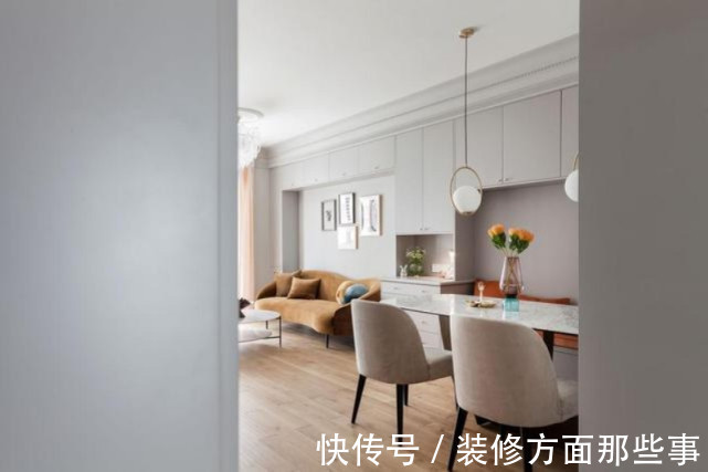 焦糖色|93平现代简约风三居室，卡座设计空间显大，还增加了收纳