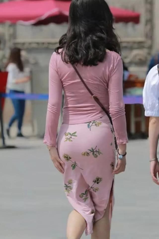 好看|街拍美女：粉色系小姐姐，印花裙装好看又时尚，网友：又土又潮