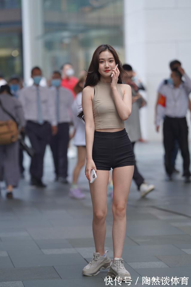 时尚 米色背心搭配个性短裤，清凉舒适，尽显时尚，魅力无法阻挡