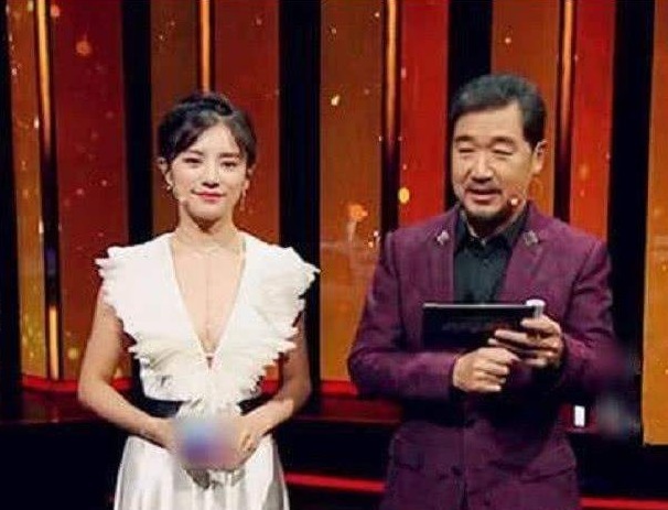 著名女主持人忘穿內(nèi)搭，張國立硬是堅持60分鐘，被贊真男人