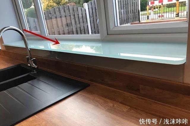 防水|无语!卫生间不贴瓷砖反而刷漆,如今只能塞钢化玻璃到马桶后面了!