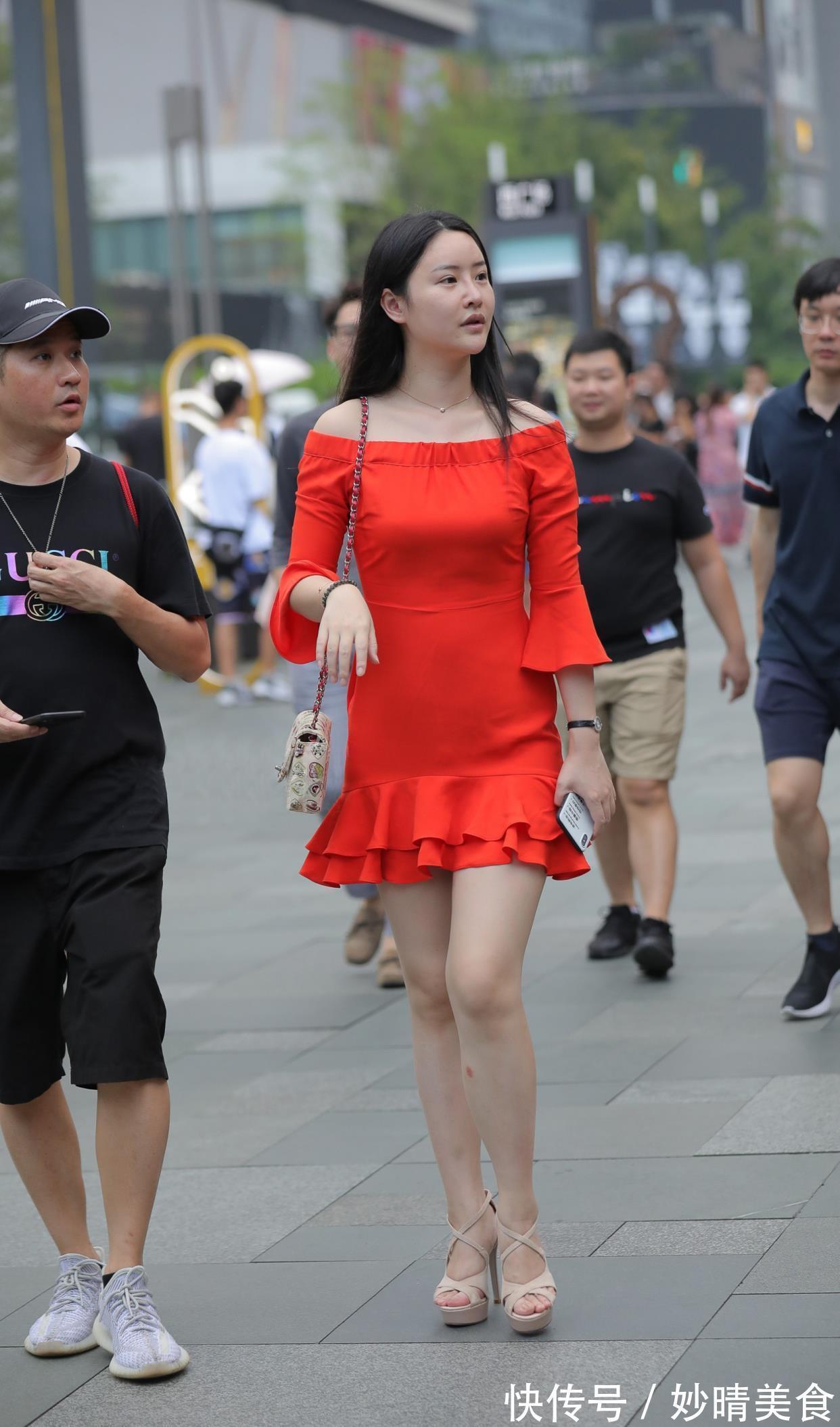 女人味儿 微胖美女,红色一字领连衣裙搭配高跟凉鞋,光彩夺目很有女人味