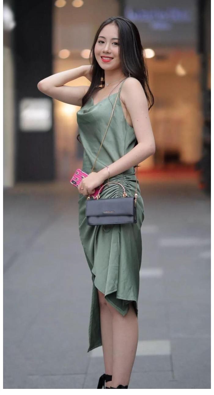 妩媚|丝绸裙，总是给人一种妩媚的意境