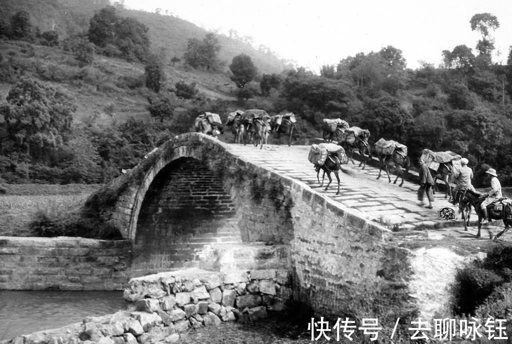 金马碧鸡坊|老照片 云南昆明1929年, 天开云瑞坊下的行人