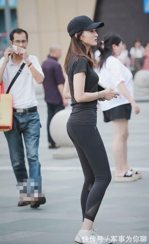 热爱运动 小姐姐搭配一件黑色的小吊带,给人一种很清凉的感觉