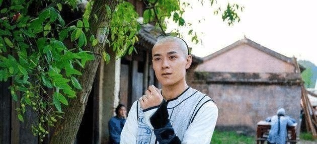 师兄$少女上联“铁锤打铁铲,铁打铁”,二师兄对下联,少女暗喜