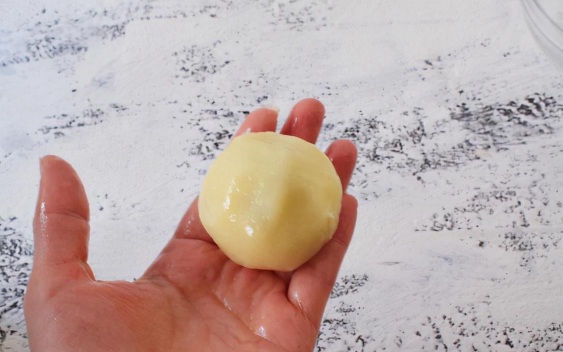 1碗糯米粉加上半勺红糖,做一份好吃解馋的小吃,软糯好吃