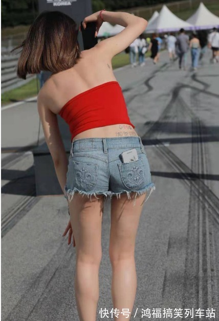 挂脖背心 红色挂脖背心搭配牛仔短裤,清凉舒适,元气满满