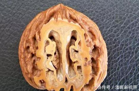 文玩核桃整个的很常见,但您见过切开来盘玩的吗